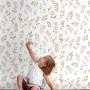 ESTAhome Vliestapete mit Blumenmuster in Violett und Graugrün im Kinderzimmer.