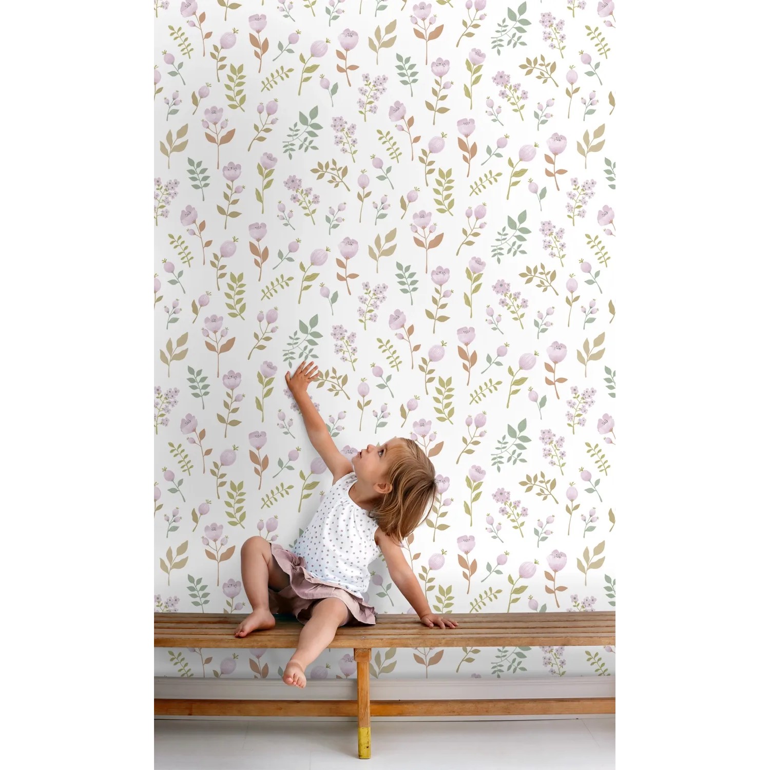 ESTAhome Vliestapete mit Blumenmuster in Violett und Graugrün im Kinderzimmer.