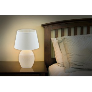 Weiße Näve Tischleuchte Sullivan aus Keramik und Textil, Ø 20 cm, auf Nachttisch.