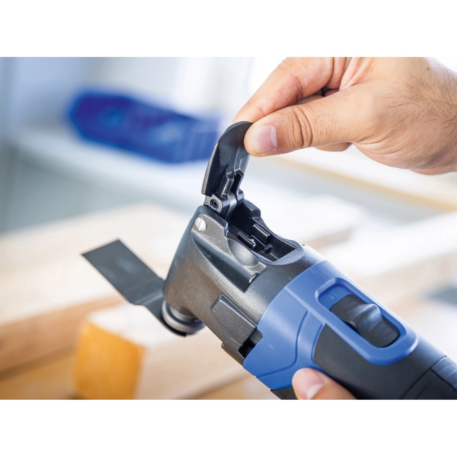 LUX Multitool E-MFW-23, 7-teilig mit geöffnetem Schnellspannsystem für werkzeuglosen Zubehörwechsel.