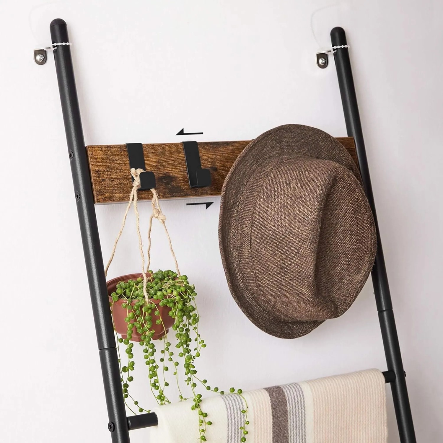 Songmics Handtuchleiter Barnet, braun-schwarz, mit Haken, Handtuch, Hut und Pflanze.