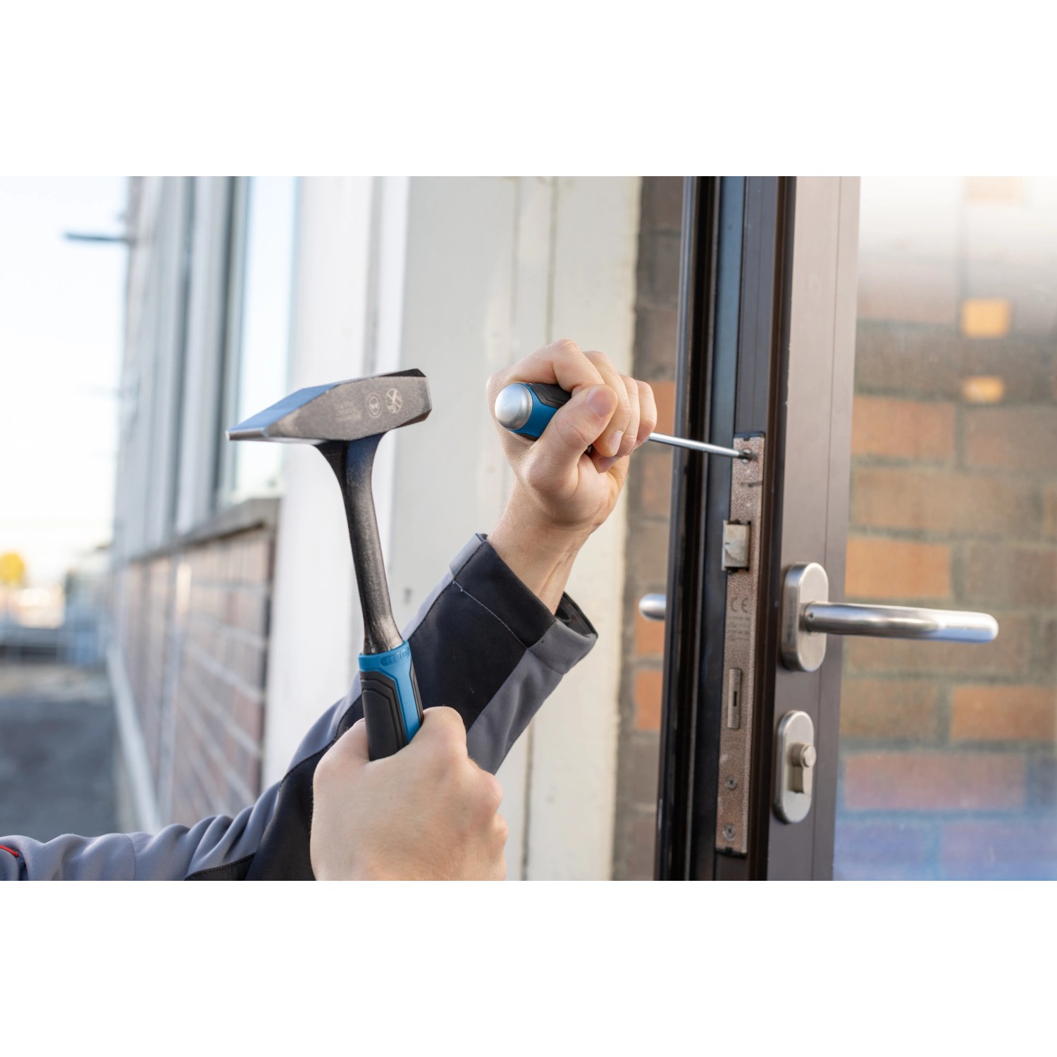 Bosch Professional Schlosserhammer 500g im Einsatz an einer Tür. Werkzeug für Handwerker.