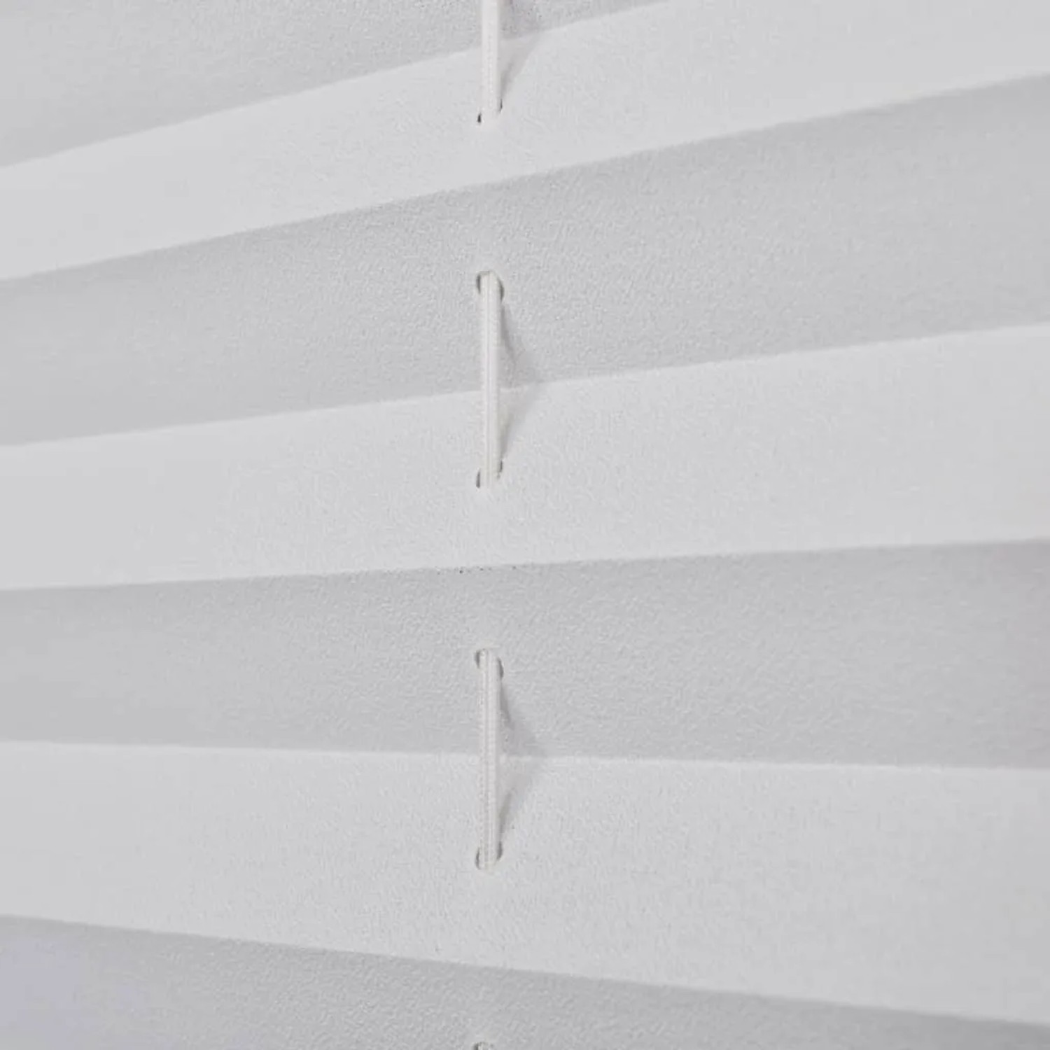 Detailaufnahme: Weißes vidaXL Plissee Faltrollo 110x200cm für Fenster, Licht- und Sichtschutz.