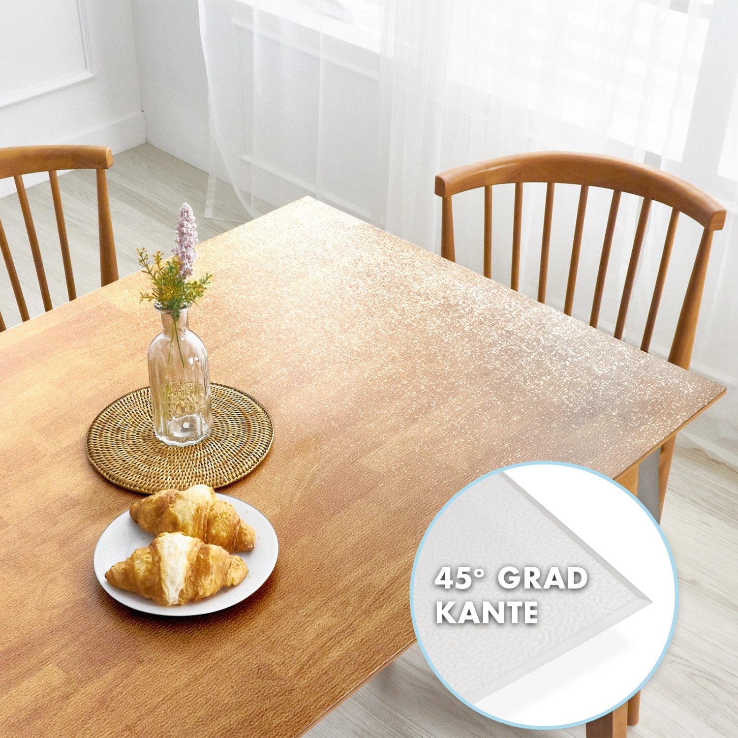 Transparente KARAT Tischfolie 110x135cm mit abgeschrägter Kante auf Holztisch.