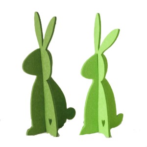 Grüne Boltze Figur Freddo, Deko-Hase aus Polyester, 30 cm hoch.