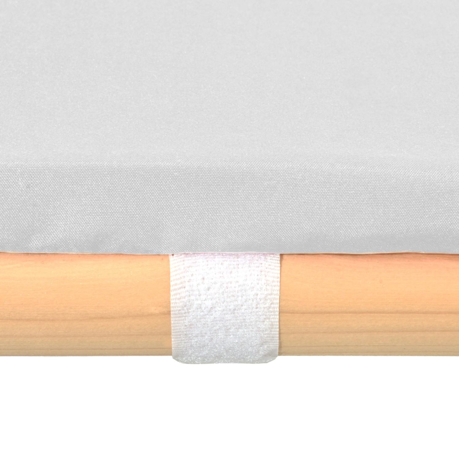 Detailaufnahme: Weiße Beautissu Bierbankauflage (70cm) auf einer Bierbank.