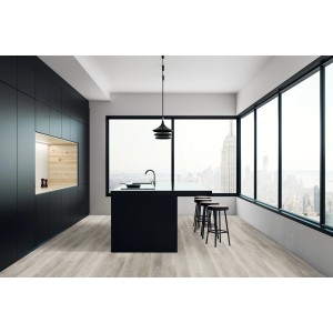 Moderner Raum mit Click-Vinylboden Monrovia Eiche. Helle Dielen, dunkle Küchenzeile, große Fenster.