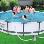 Bestway Flowclear Pool mit Filterpumpe im Garten, Personen im Wasser.
