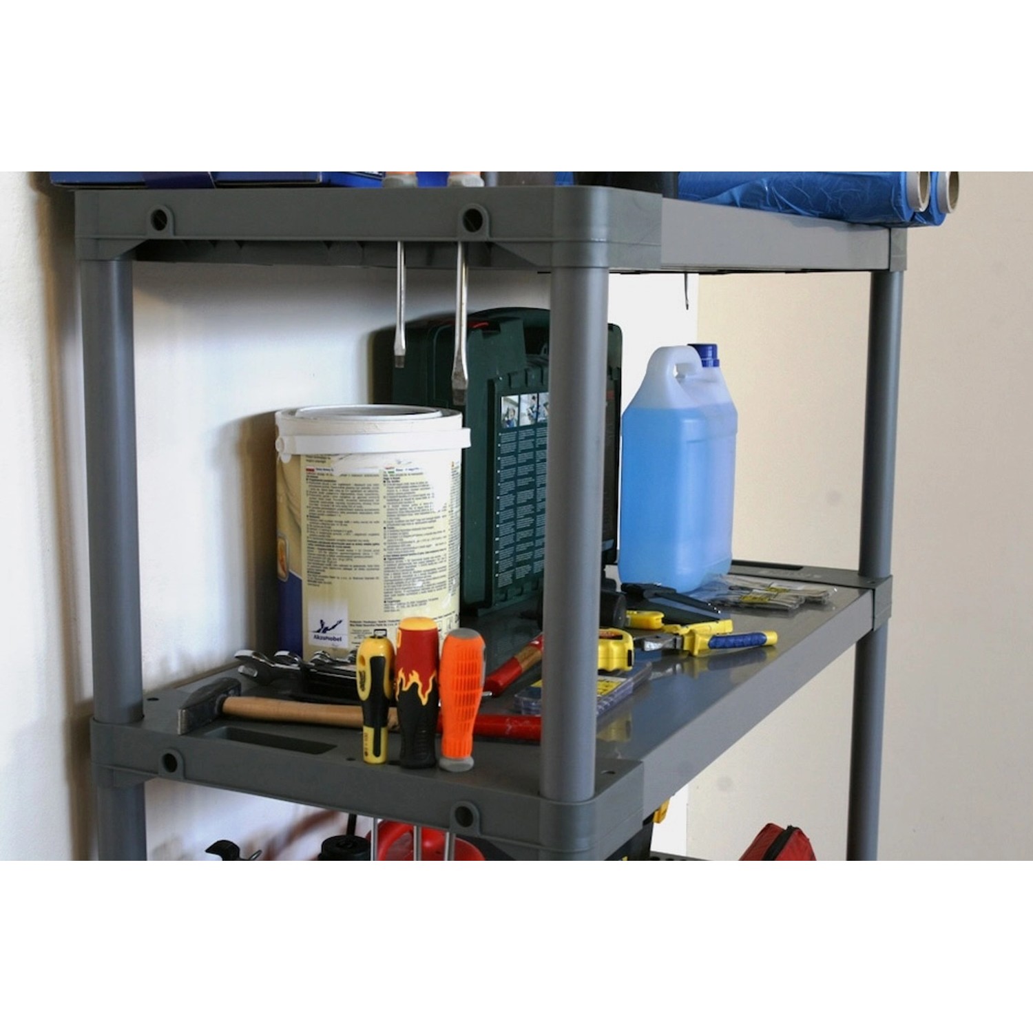 Graues PROREGAL Kunststoffregal Grey Bear mit Werkzeugen und Farbe auf den Regalböden.