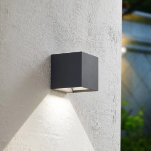 Moderne, schwarze LED Außenwandleuchte Lius mit Bewegungsmelder aus Aluminium.