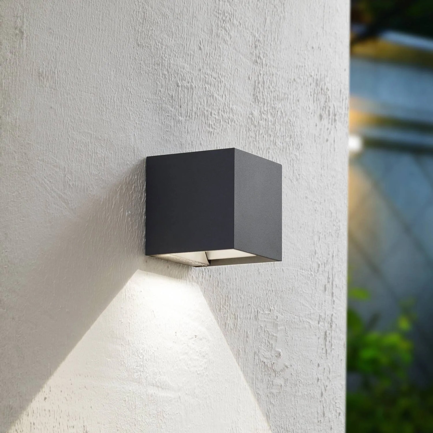 Moderne, schwarze LED Außenwandleuchte Lius mit Bewegungsmelder aus Aluminium.