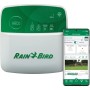 Rain Bird Steuergerät 6 Zonen mit WiFi, weiß-grün, neben einem Smartphone mit App-Steuerung.