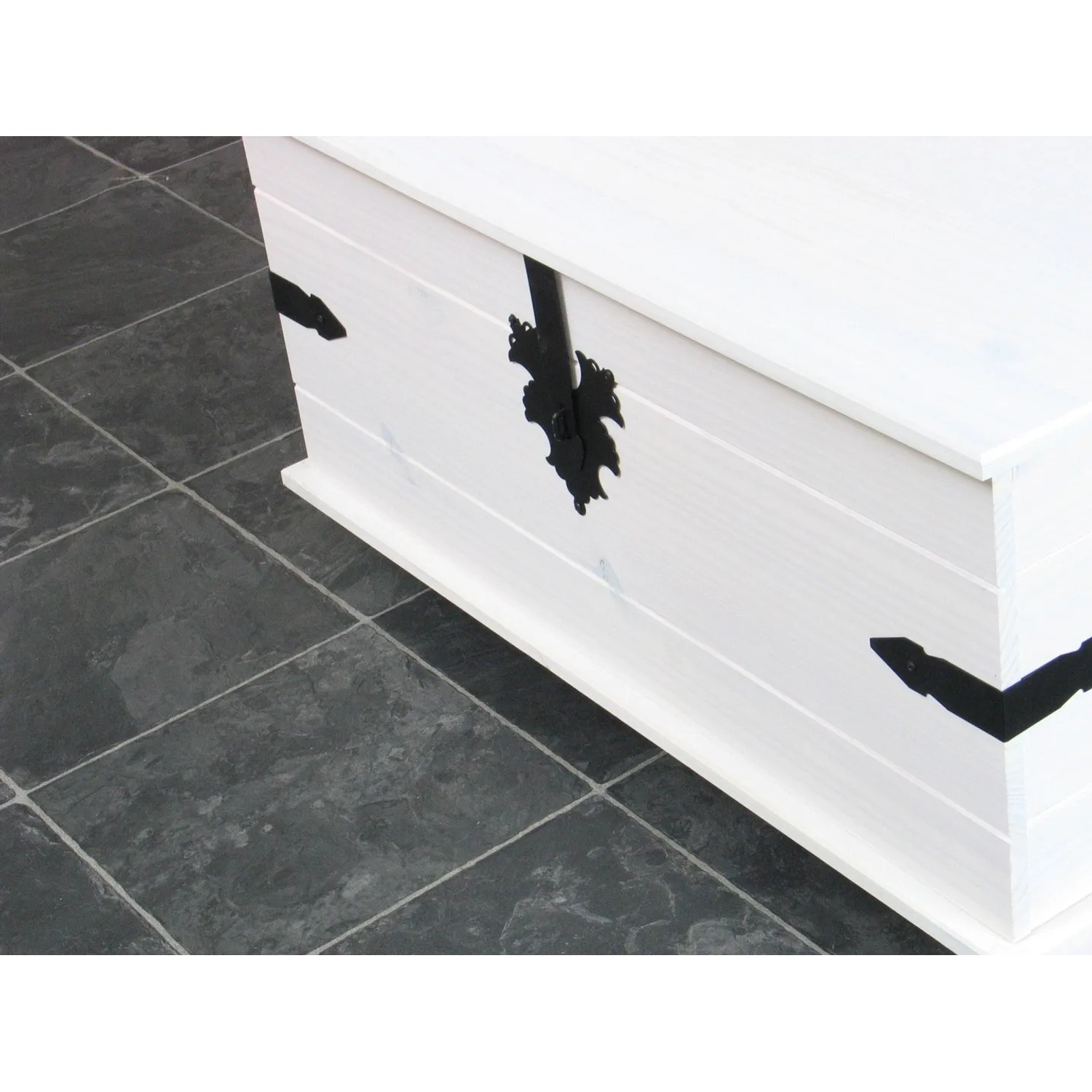 Weißer Couchtisch New Mexico mit 5 Schubladen aus Kiefernholz und schwarzen Beschlägen.