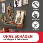 Frau hängt Bild mit Command Bilder-Montage-Strips (4 Paare) an Wand. Klebehaken für Bilderrahmen.
