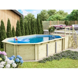 Karibu Holzpool Set mit Sonnenterrasse, Filteranlage und Leiter im Garten.