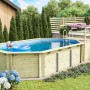 Karibu Holzpool Set mit Sonnenterrasse, Filteranlage und Leiter im Garten.