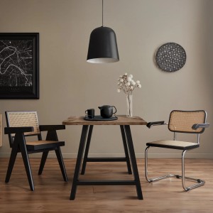 Esstisch mit schwarzen A-Form Tischbeinen (70x72 cm) im Industriedesign.