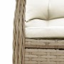 Detailansicht: Beige Gartensessel aus Poly Rattan mit cremeweißen Kissen. Bequeme Gartenstühle für entspannte Stunden.