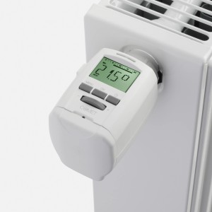 Eurotronic Sparmatic Comet Heizkörperthermostat am Heizkörper mit digitaler Anzeige.
