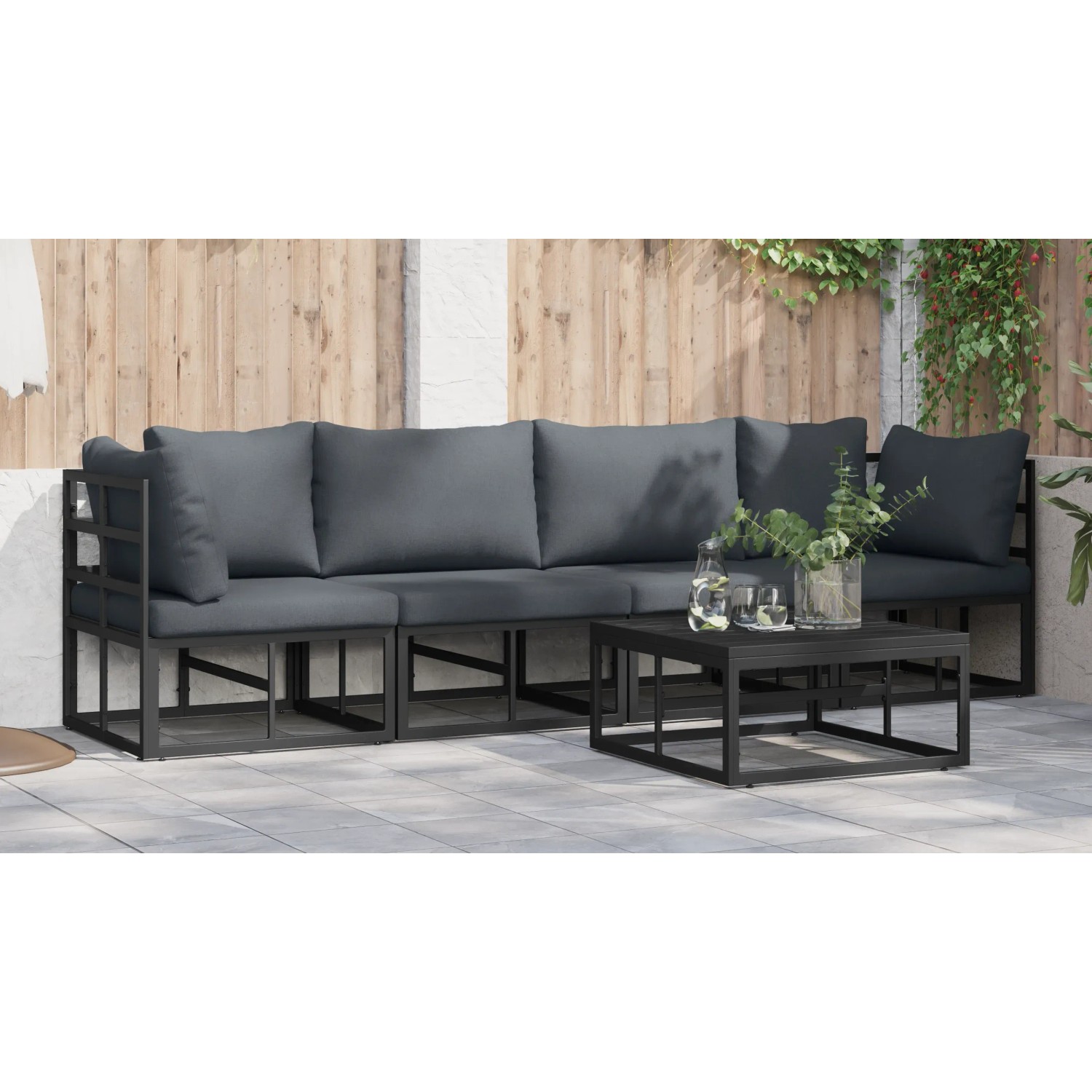 Schwarzes 4-teiliges Garten-Sofa-Set aus Aluminium mit grauen Kissen und Tisch.