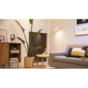 Philips Smart LED GU10 Reflektor in Wohnraum-Szene mit warmweissem Licht.