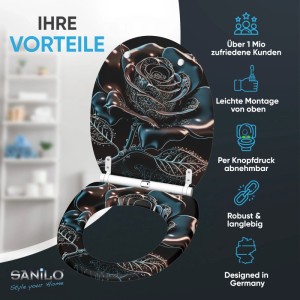 SANILO WC Sitz Black Rose mit Absenkautomatik. Dunkler Toilettensitz mit glänzendem Rosenmuster, offen im Badezimmer.