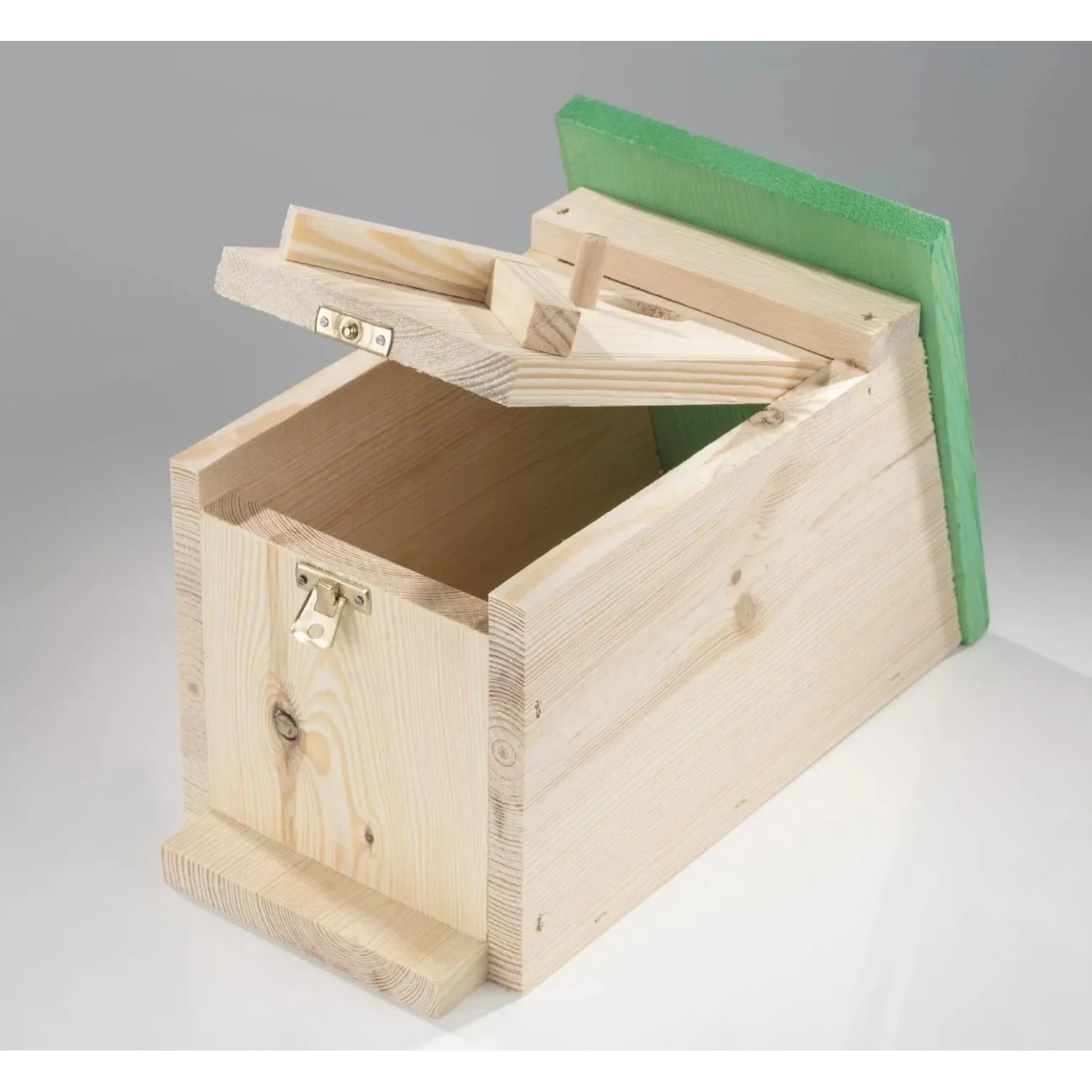 Westfalia Nistkasten Eifel aus beigem Holz mit grünem Dach, Öffnung für Meisen, offen.