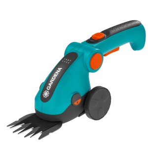 Gardena Akku-Grasschere ComfortCut Li Set mit Teleskopstiel und Laufrädern.