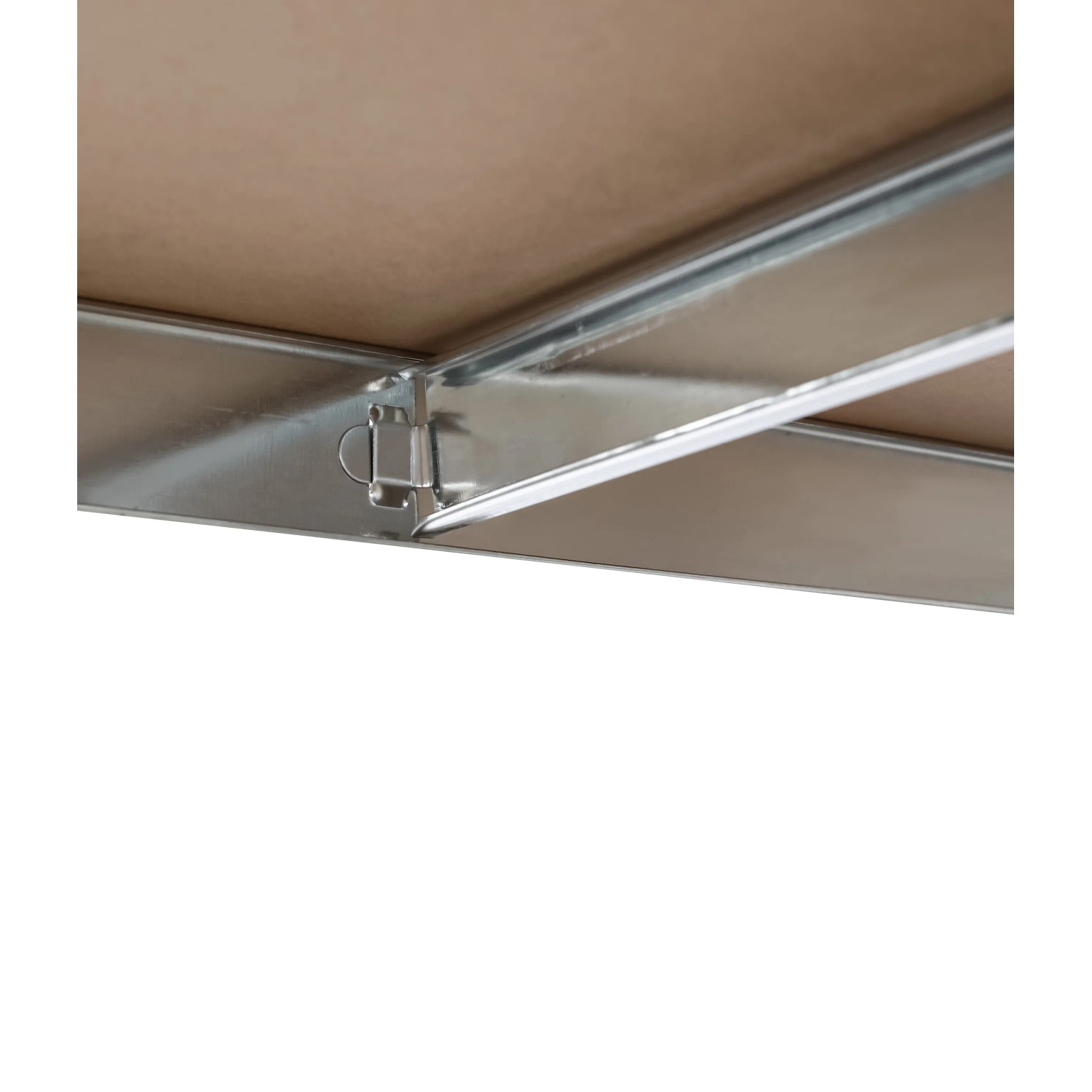 Detailaufnahme: Verzinktes Schwerlastregal mit Stecksystem und Holzboden.