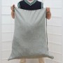 Großer grauer Wäschesack mit Leinenoptik und Kordelzug, von Person gehalten. Wäschesammler für 100 Liter Wäsche.