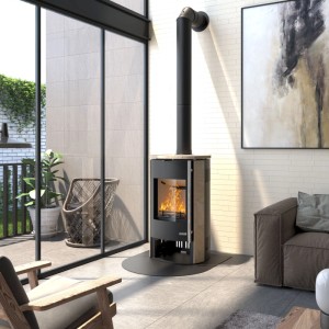Accente Kaminofen Sandstein, 7 kW, mit Holz befeuert, im modernen Wohnraum.