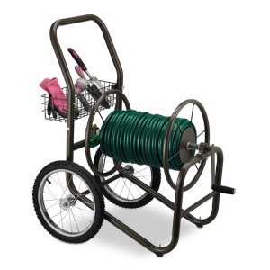 Brauner Relaxdays Schlauchwagen aus Stahl mit grüner Gartenschlauchrolle, Lufträdern und Korb für Zubehör.
