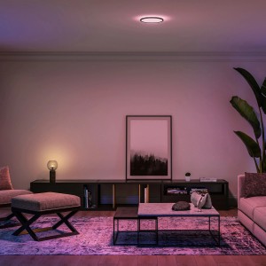 Philips Hue Tento LED-Panel in Schwarz, runde smarte Deckenleuchte mit Farbwechsel im Wohnraum.