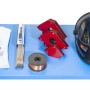 Zubehör auf Güde Schweißtisch MST 915 plus: Schweißhelm, Elektroden, Handschuhe, Winkelmagnete, Drahtspule.