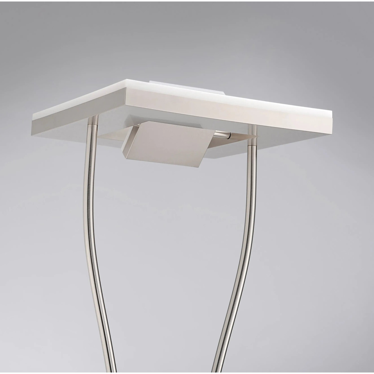 Moderner LED-Deckenfluter Helia aus Stahl, gebürstet, mit beweglichem Leuchtenkopf und Leseleuchte.
