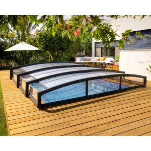 Graue Palram Canopia Poolüberdachung Majorca (458x677cm) auf Holzdeck. Schienenfreies System.