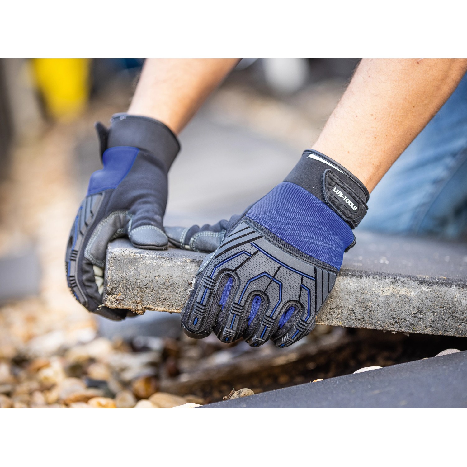 LUX Arbeitshandschuhe Men Strong Protect Gr. 8 beim Anheben eines Steins.