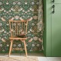 Grüne William Morris Vliestapete Strawberry Thief mit floralem Muster und Vogelmotiven.