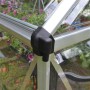 Detailaufnahme: Silbernes Palram Canopia Gewächshaus mit schwarzem Eckverbinder und transparenten Polycarbonatplatten.