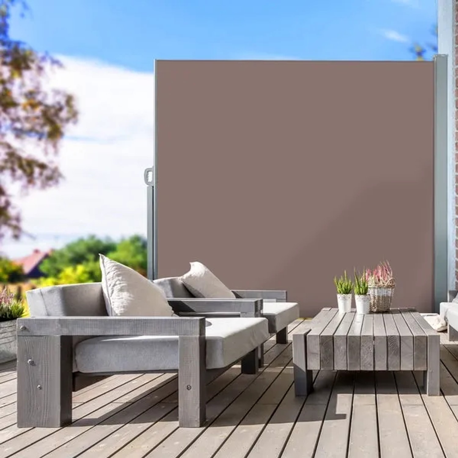 Braune KARAT Seitenmarkise 180x300 cm auf Terrasse, ausziehbare Markise als Wind- und Sichtschutz.