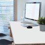 Hellgraue Tulup Schreibtischunterlage auf Holzschreibtisch mit Monitor, Tastatur und Maus. Schützt den Arbeitsplatz.