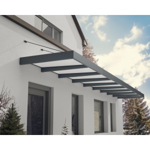 Graues Palram Canopia Vordach Sophia XL (845x140cm) am Haus montiert.
