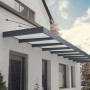 Graues Palram Canopia Vordach Sophia XL (845x140cm) am Haus montiert.