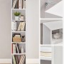 Weißes Songmics Bücherregal Custos mit 6 Ebenen, gefüllt mit Büchern und Dekoration.