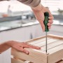Bosch Schraubendreher-Set im Einsatz: Schraube wird in Holzkiste geschraubt. Ergonomischer Griff, magnetische Spitze.