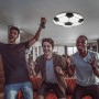 Brilo Fußballleuchte an der Decke über jubelnden Fußballfans.