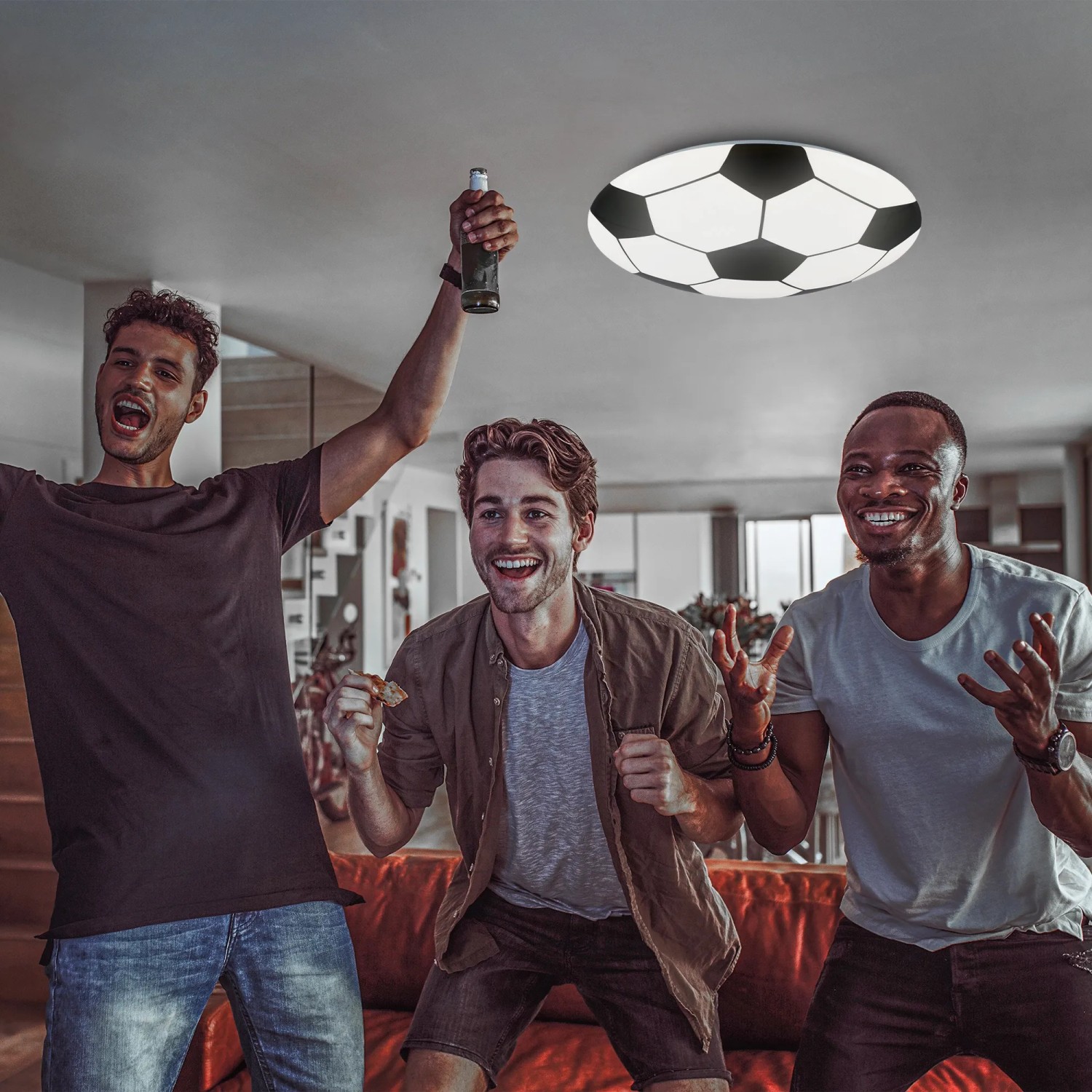 Brilo Fußballleuchte an der Decke über jubelnden Fußballfans.