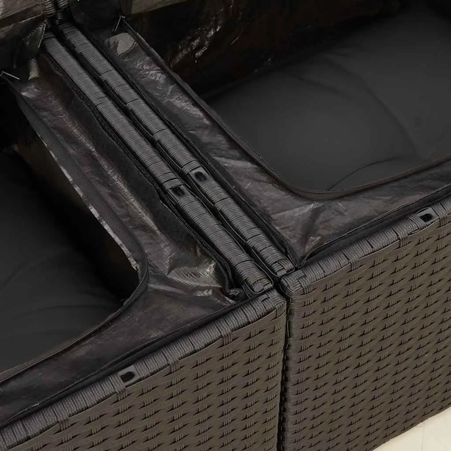 Detailaufnahme der schwarzen vidaXL Garten-Sofagarnitur aus Rattan mit wasserfestem Staufach.