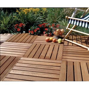 Verlegte Holzfliesen Bangkirai 50x50 cm FSC® auf Terrasse mit Pflanzen und Liegestuhl im Hintergrund.