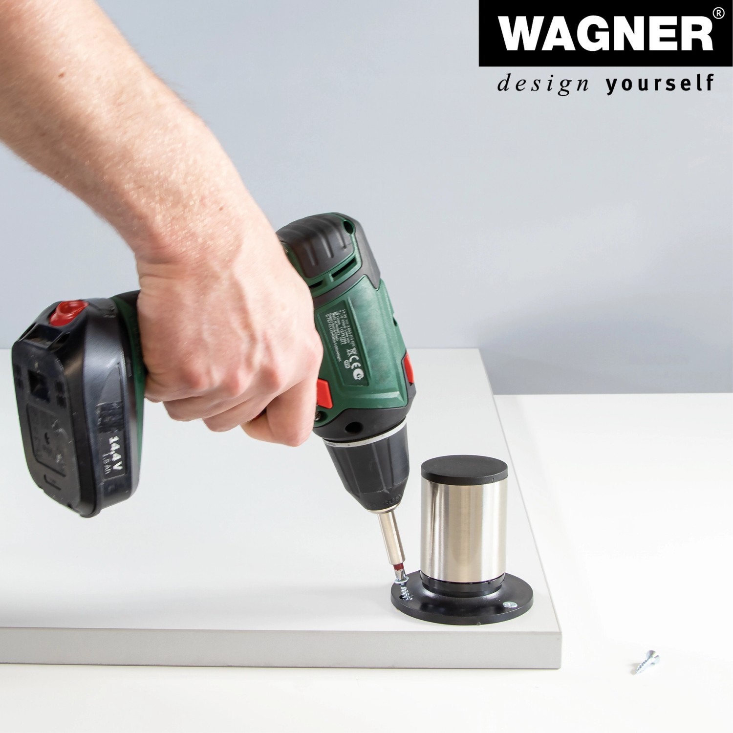 Montage des schwarzen, höhenverstellbaren Wagner Möbelfußes (Ø 5 cm) mit Akkuschrauber.